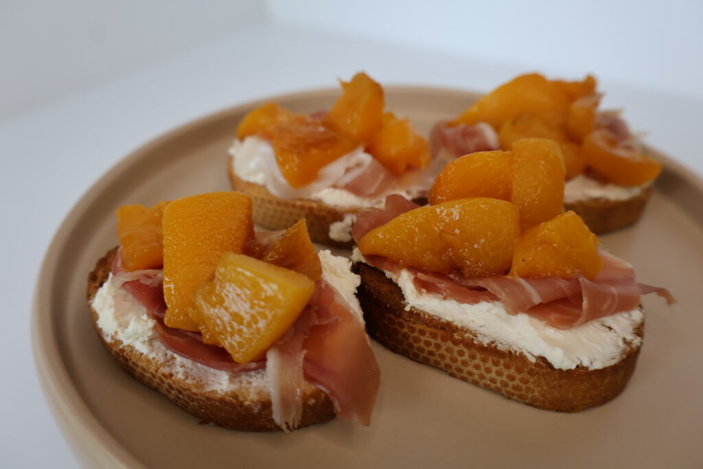 Crostini peach perfect